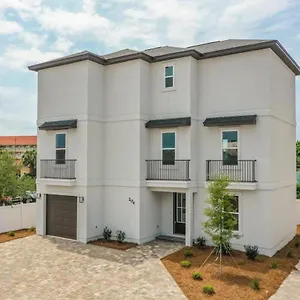Majestic 3-story Near Beach, Free Wi-fi, Community Pool And Bbq Access Destin